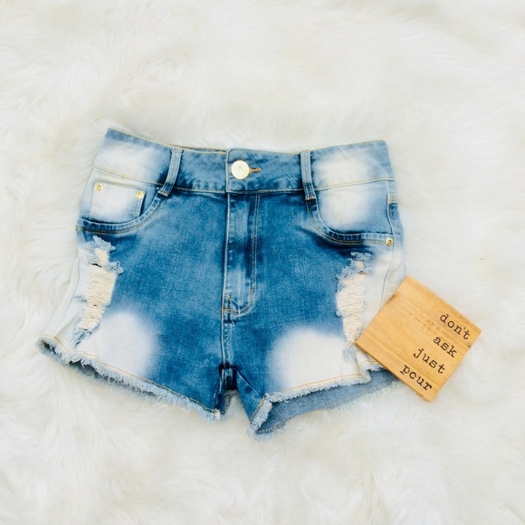 ♥️Great pair of destroyed jean shorts.Size 27 (29) - Picture 1 of 3